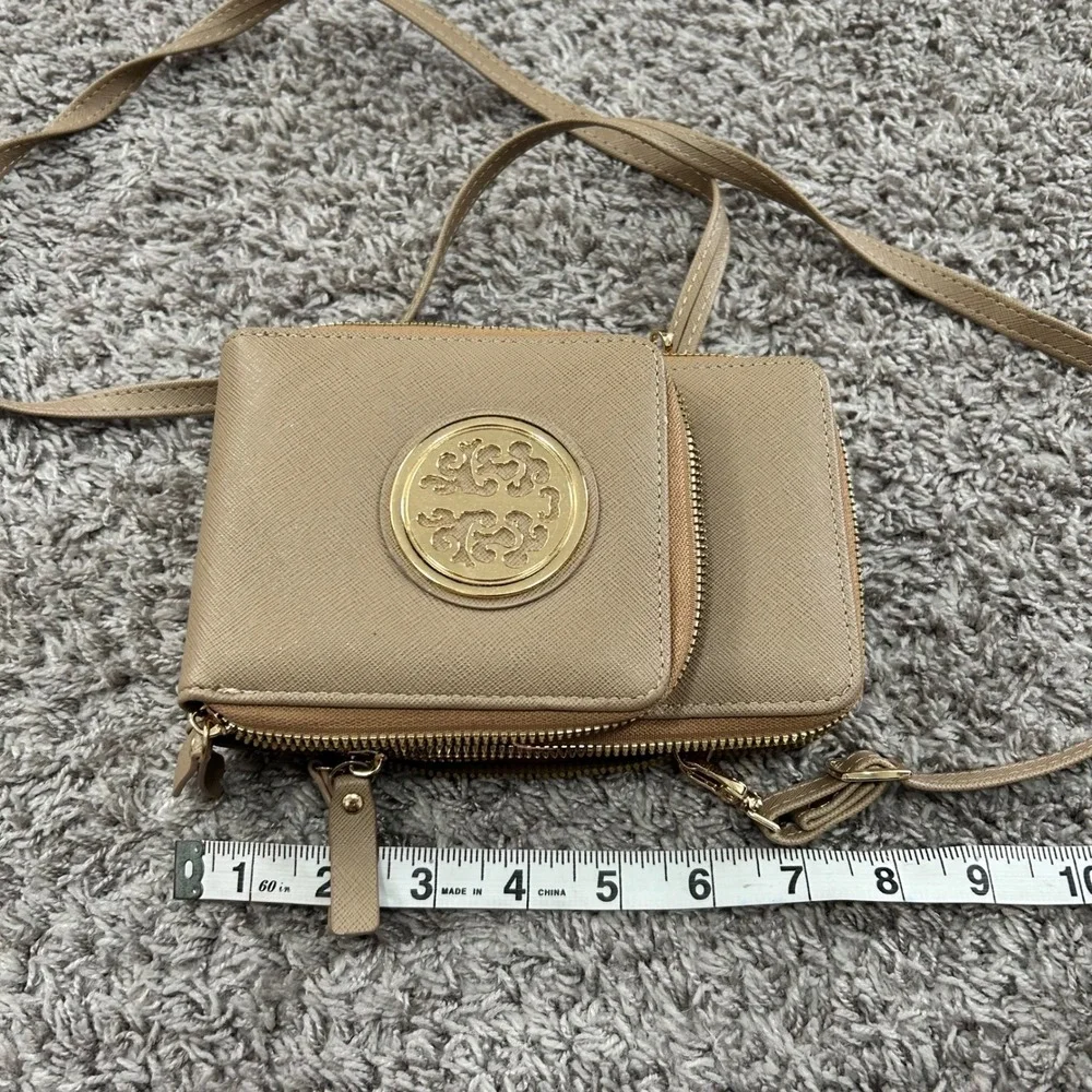Tan Faux Leather Crossbody‎ Phone Wallet Bag Gold Filigree Emblem Zip Around